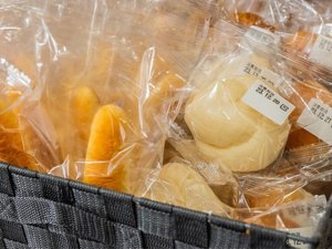 朝軽食のパンサービス・梱包した数種類のパンを毎日ご用意いたします。無くなり次第終了となります。