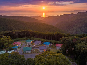 茜色に染まる空の下。山あいに灯る小さな明かりが、静かな夜の始まりを告げます。