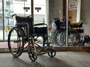 【貸し出し品】車いすの貸し出しもしています。