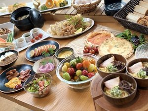 洗練されたデザインラウンジで6:30〜