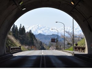 日高トンネルから見るアルプスは絶景。