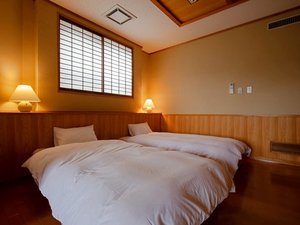 *【新館和洋室16畳】板張りの洋室には、足腰への負担の少ない畳ベッドを2台ご用意