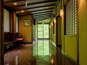 *【館内廊下】落ち着いた和の趣漂う廊下がお客様をお迎えします