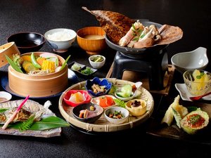 *【ご夕食一例/里山夕食】里山で育まれた地元野菜や、旬の食材を使用した郷土料理中心の和食