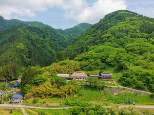 *【外観】里山の豊かな自然に囲まれたロケーションが非日常へと誘います