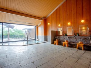 *【大浴場/内湯】美しい里山を望む大きなガラス窓は、明るくて開放的な空間を作り出します