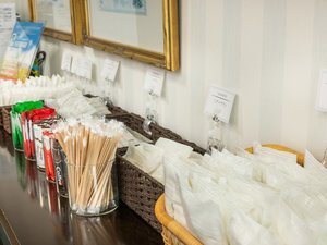 【各階エレベーターホール】タオル類はお部屋にご用意。使い捨てアメニティはバイキングからどうぞ。