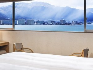 【レイクビュー・和室ハリウッドツインルーム】窓の外の光と風が、滞在を心地よくしてくれる。