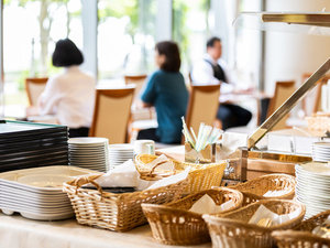 朝食会場は湖畔の光が差し込む明るい雰囲気。思い思いの朝食をゆったりと楽しめます。