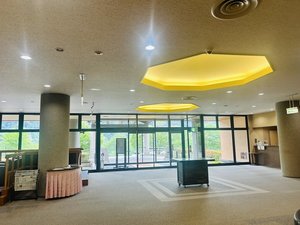 【施設/エントランス】明るく、ゆとりのある空間で気持ちよくお過ごしください
