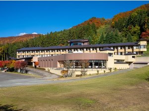 【施設外観】重厚感のある高原温泉リゾートは静寂の森の中に