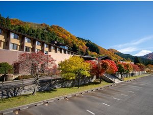 【施設外観】大自然に囲まれる、静寂の中佇む温泉リゾート