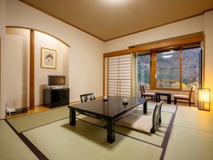 【お部屋/和室10畳タイプ】落ち着きのある和室は神室山系を眺めながら寛げます