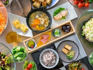 【朝食一例】地物野菜や発酵食を中心とした体に優しい朝食です。ハーフビュッフェスタイルとなります
