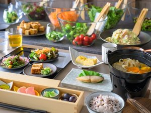 【朝食一例】地物野菜や発酵食を中心とした体に優しい朝食です。ハーフビュッフェスタイルとなります