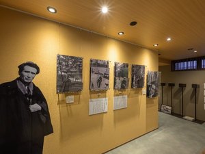 【太宰治資料室】かつて太宰が滞在した際の貴重な資料などを展示しています