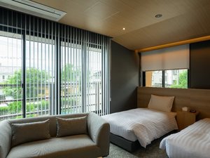 【客室】スーペリアツイン。ゆったりしたソファでおくつろぎください