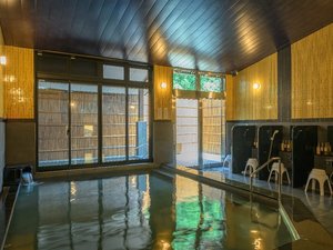 落ち着いた照明と、重厚感のある石造りが織りなす大浴場。広々とした空間を思う存分お楽しみください。