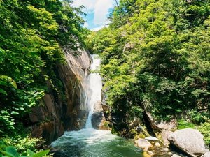 【昇仙峡】夏の昇仙峡は、木々が生い茂り夏でも涼しく避暑地としても人気です。当館よりお車で約27分。