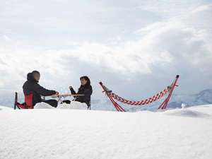 雪国の贅沢 雪の上で楽しむスノーピクニック