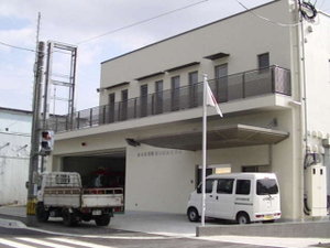 左にローソンと右手に消防署を見て進み左手にジョイフルを見て50メートルメートル進みます。