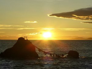 【夫婦岩】天気が良ければ富士山が見れます。 また、夏至の日には、「夏至祭」が執り行われます。