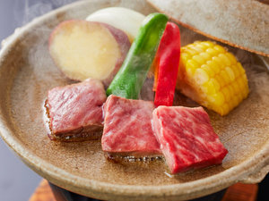 風味豊かな淡路牛を淡路玉ねぎほか彩り野菜とともに陶板焼で(料理一例/イメージ)