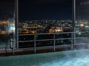 【8階展望大浴場】眼下には市街の夜景をご覧いただけます。