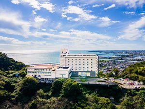 【ホテル外観】高台に位置しており、眼下には駿河湾が一望いただけます。