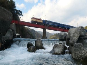 大井川沿いの雄大な風景を走る