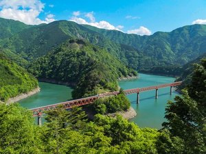 湖の真ん中に浮かぶ絶景秘境駅「奥大井湖上駅」
