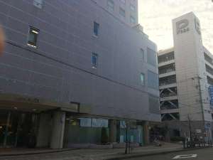 提携駐車場P926(自走式立体)入口はホテル正面玄関と同じ通り沿いにあります。