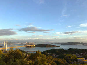 天気の良い夕方には、オレンジ色に染まる瀬戸内海と瀬戸大橋がご覧いただけます♪