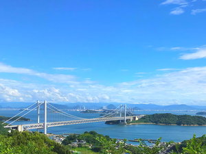 瀬戸内海の多島美と雄大な瀬戸大橋を一望