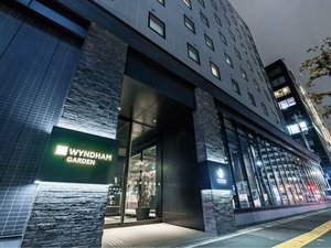 夜のホテル外観
