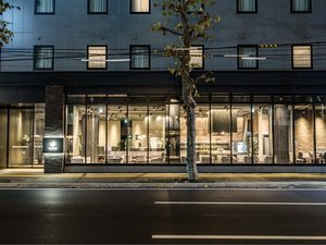 通りからのホテル外観