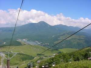 車山展望リフトから望む白樺湖と蓼科山。