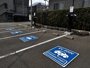 1F駐車場内にEV充電設置しています。