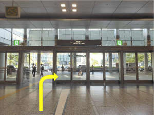 @JR「名古屋」駅【桜通口】から出て右手に進みます。