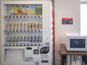 自動販売機(1階、14階)、電子レンジ(14階)