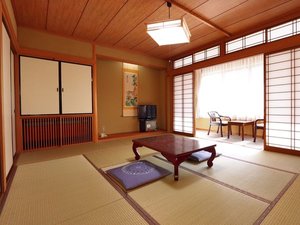 和室10畳窓からは、四季折々の景色が飛び込んできます。