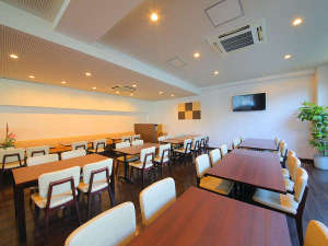 【レストラン】朝日の降り注ぐ、明るいレストラン会場