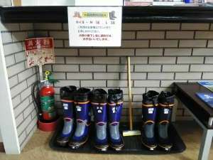 冬季限定・貸出し用長靴とスノーブラシ