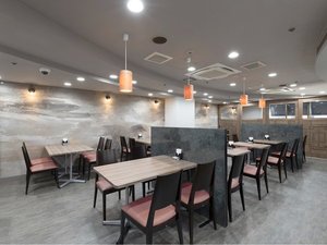 自然光が差し込む、明るく心地よいランチタイムをお過ごしください