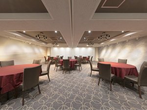 会議やご会食に併せてレイアウト可能な宴会場です。