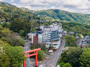 筑波山の中腹に位置し、関東平野を一望できる絶景のロケーションが特徴のホテルです。