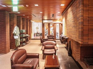 エントランスを入りすぐのソファで、美術館巡りで疲れた足を一休み。すぐ横のフロントでチェックイン可能