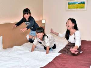 【客室】スーペリアツイン(37平米)。綺麗なお部屋にお子様も大喜び!