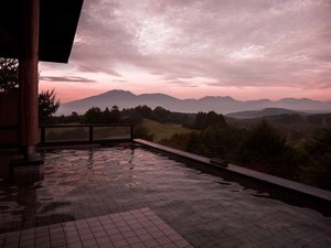 夕日を望むマジックアワーの入浴はまさに絶景。