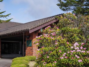 【ホテル玄関前】エントランスでは季節の草花がお出迎え